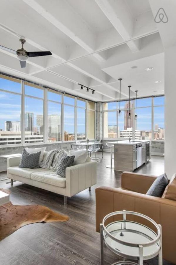 Legendary Scenic Downtown Superbowl Sky Castle Apartment *