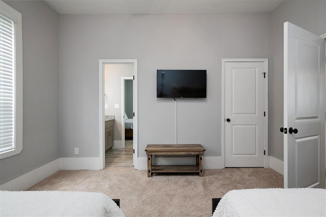 Luxury Vacation By Downtown & Airport