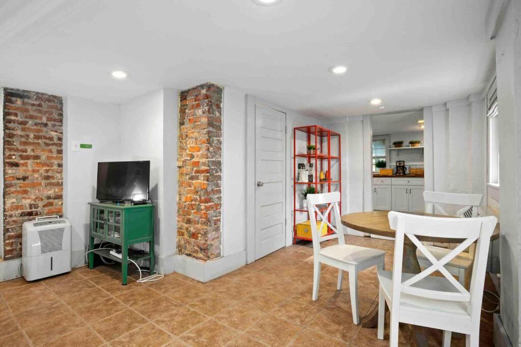 Centrally Located 2 Bedroom Apt Steps Away From Ga Tech * Atlanta