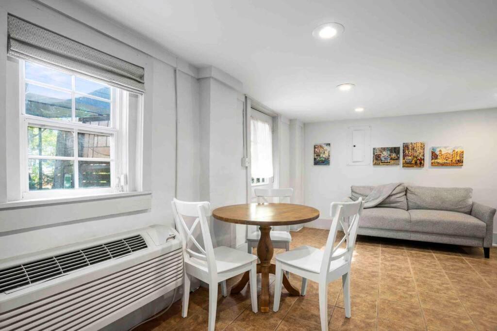 Centrally Located 2 Bedroom Apt Steps Away From Ga Tech *