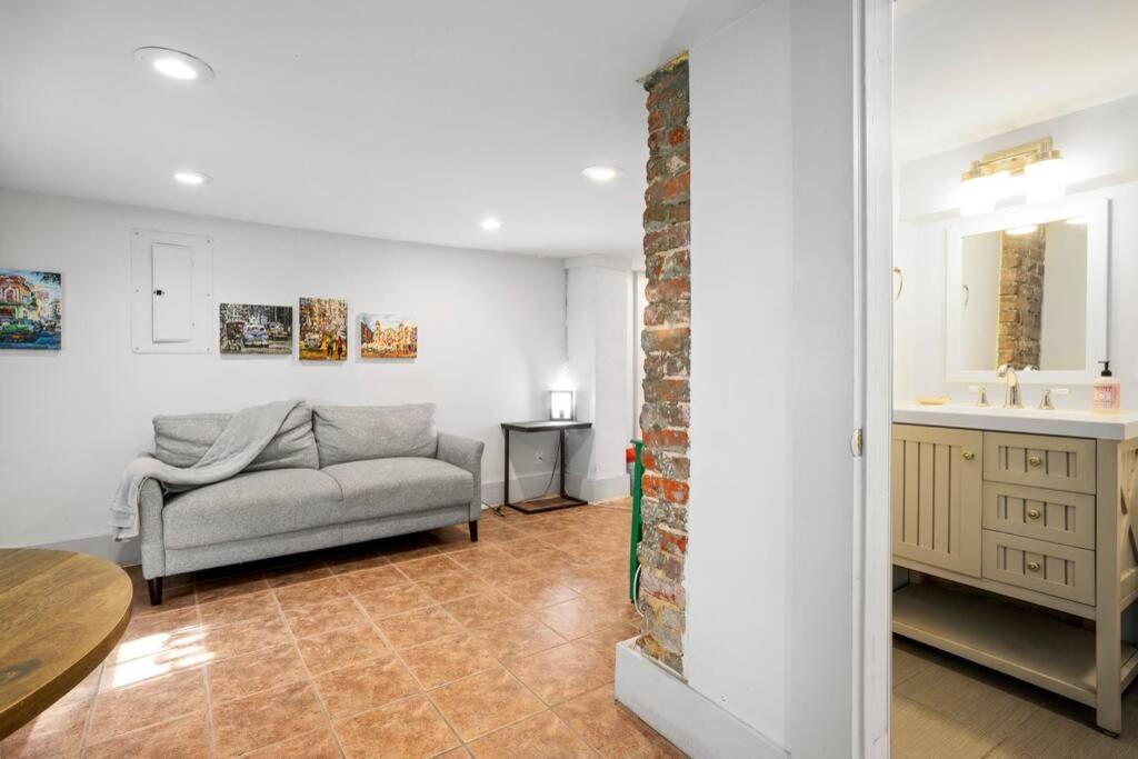 Centrally Located 2 Bedroom Apt Steps Away From Ga Tech Apartment