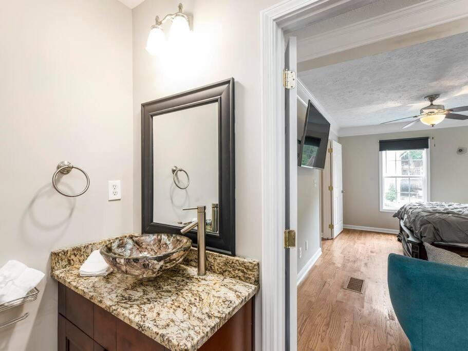 Holiday home Gorgeous East Village Near Downtown Sleeps 12 5 Bedrooms Coffee Bbq Ac Parking Atlanta