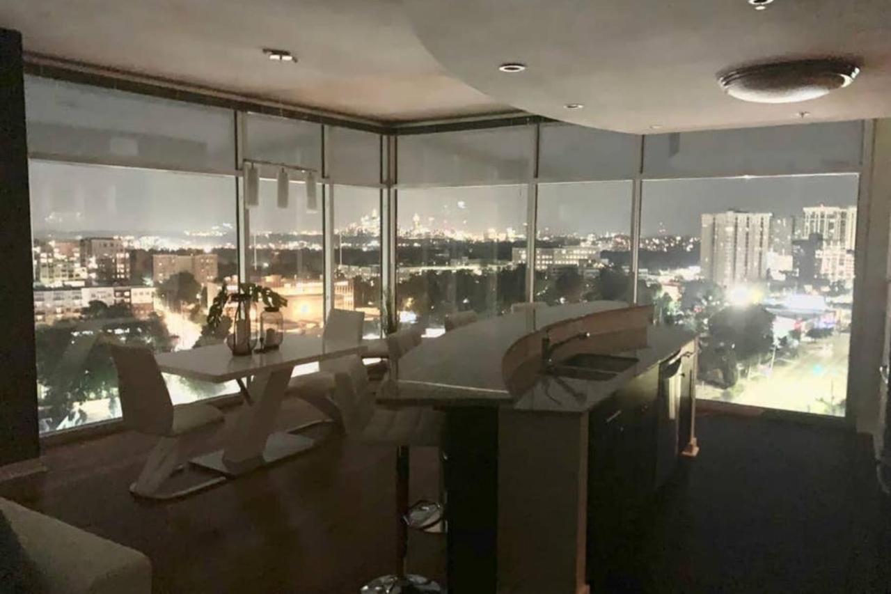 Apartment Exquisite Polished Panoramic Buckhead Penthouse-designed Atlanta