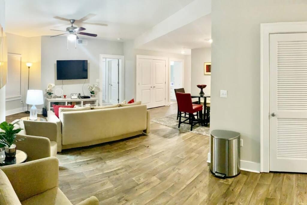 Apartment Buckhead Retreat- Spacious 2bd 2ba- Private Balcony, Rooftop-s30 *