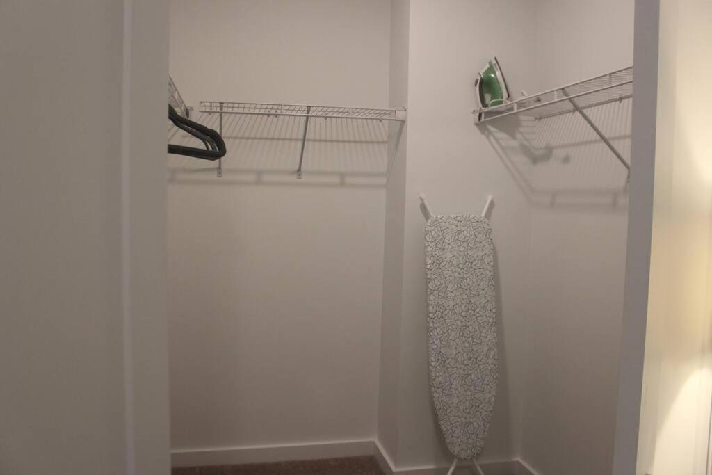 Luxury 1brmapt With Skyline Rooftop Access Apartment *