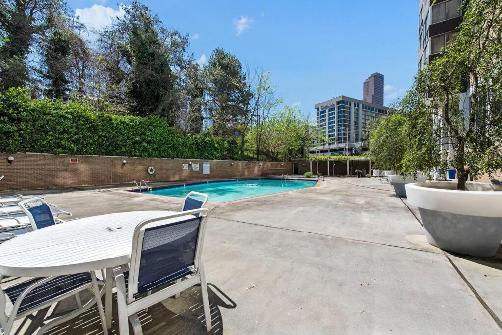 Apartment 1001 Free Parking, 2 Bd, Modern Dtw, Great Wifi