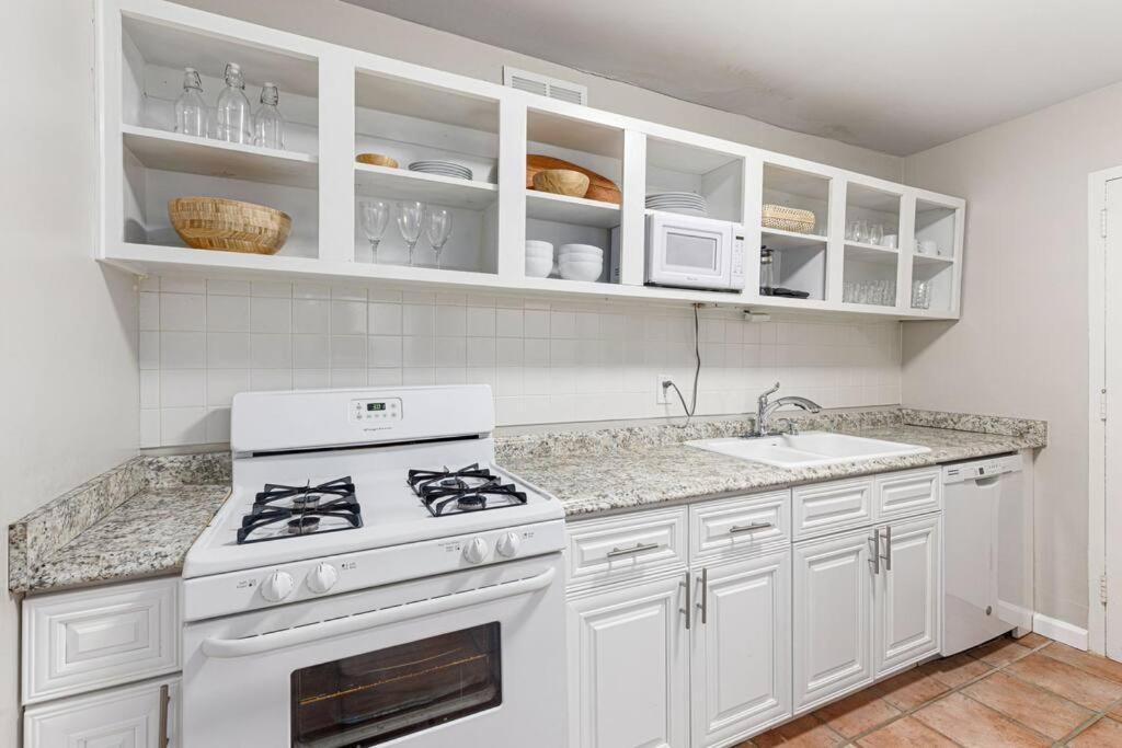 Apartment 1001 Free Parking, 2 Bd, Modern Dtw, Great Wifi *