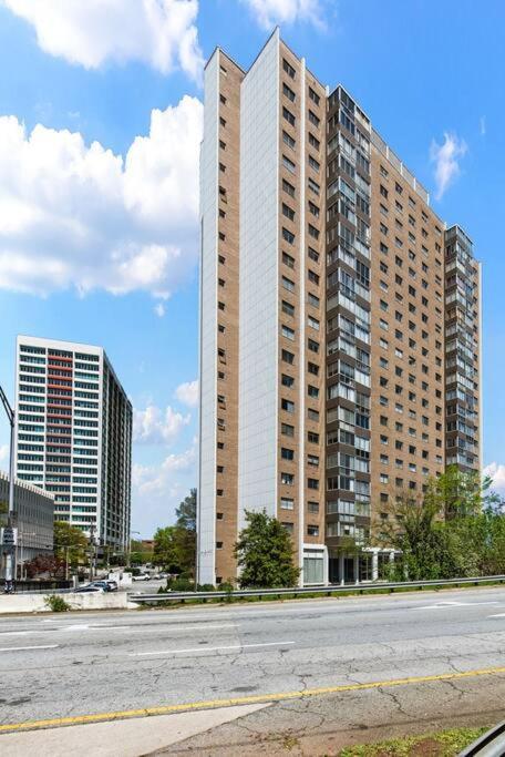 Apartment 1001 Free Parking, 2 Bd, Modern Dtw, Great Wifi