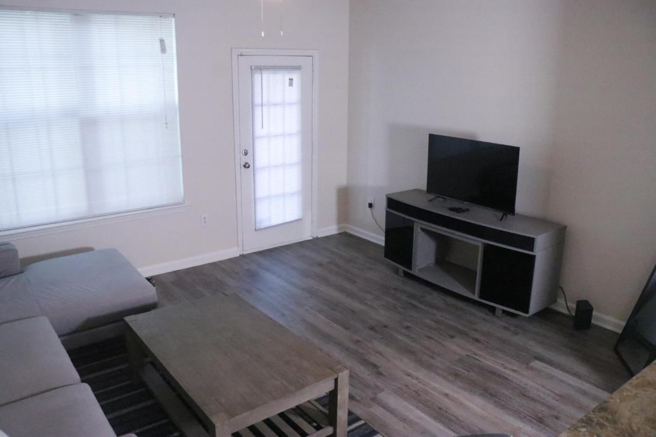 Fantastic Two Bedroom, Near Airport, Cozy & Comfy! Apartment