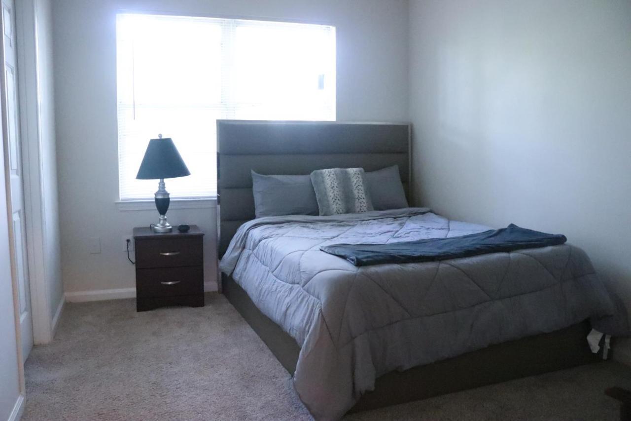 Fantastic Two Bedroom, Near Airport, Cozy & Comfy! *