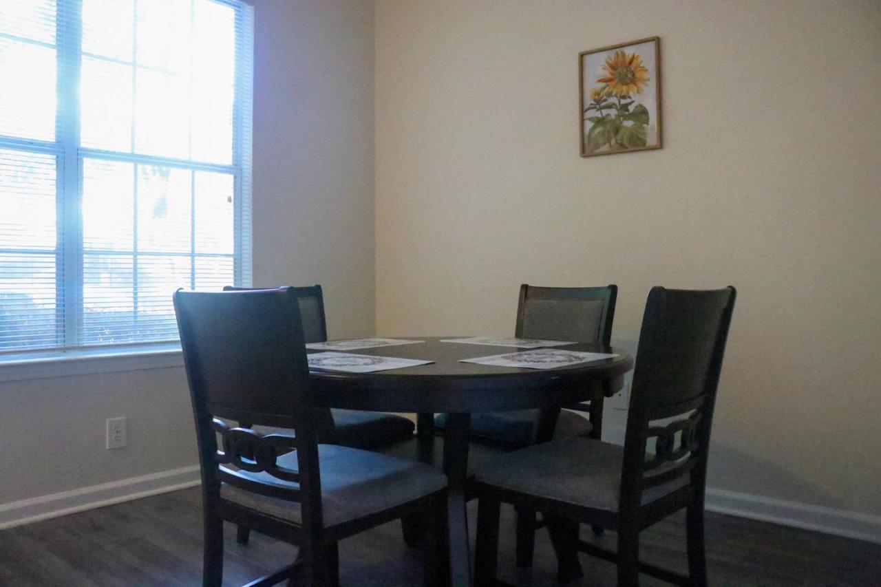 Fantastic Two Bedroom, Near Airport, Cozy & Comfy! Apartment