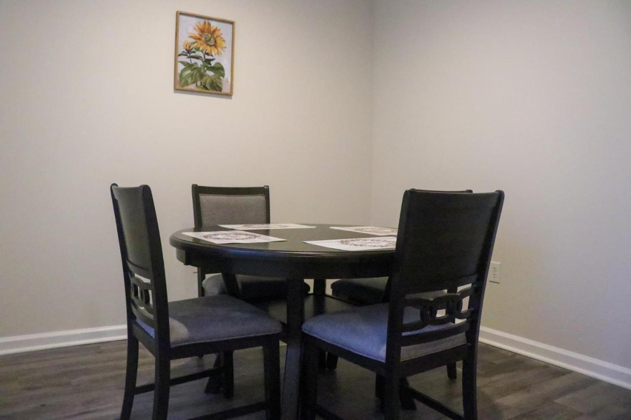 Fantastic Two Bedroom, Near Airport, Cozy & Comfy! *