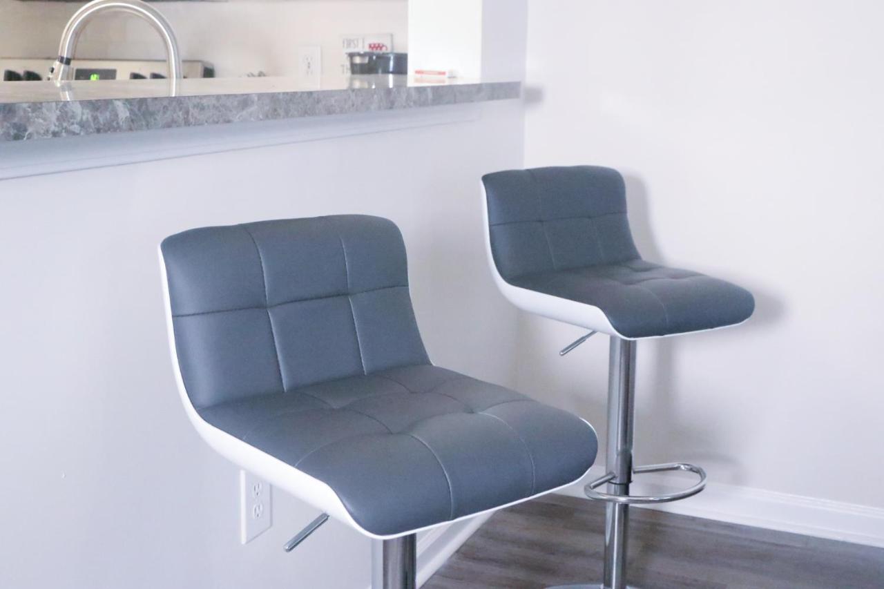 Fantastic Two Bedroom, Near Airport, Cozy & Comfy! *