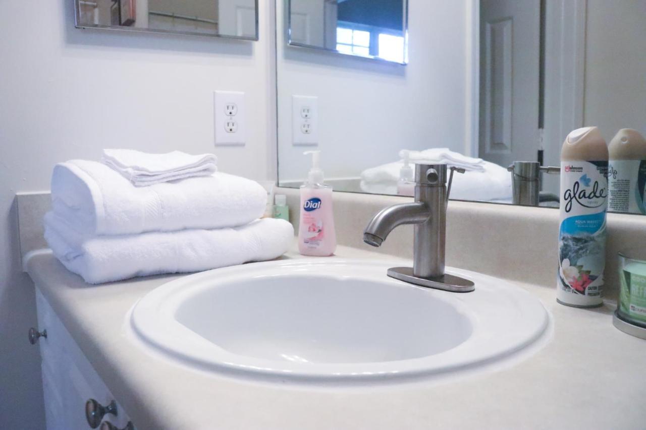 Fantastic Two Bedroom, Near Airport, Cozy & Comfy! Apartment