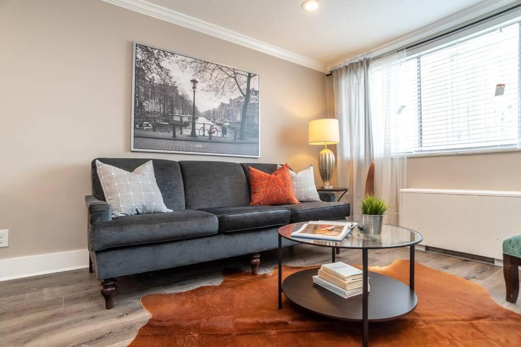 Apartment Heart Of Downtown 2Bd 1Free Parking View! Lm1008 *