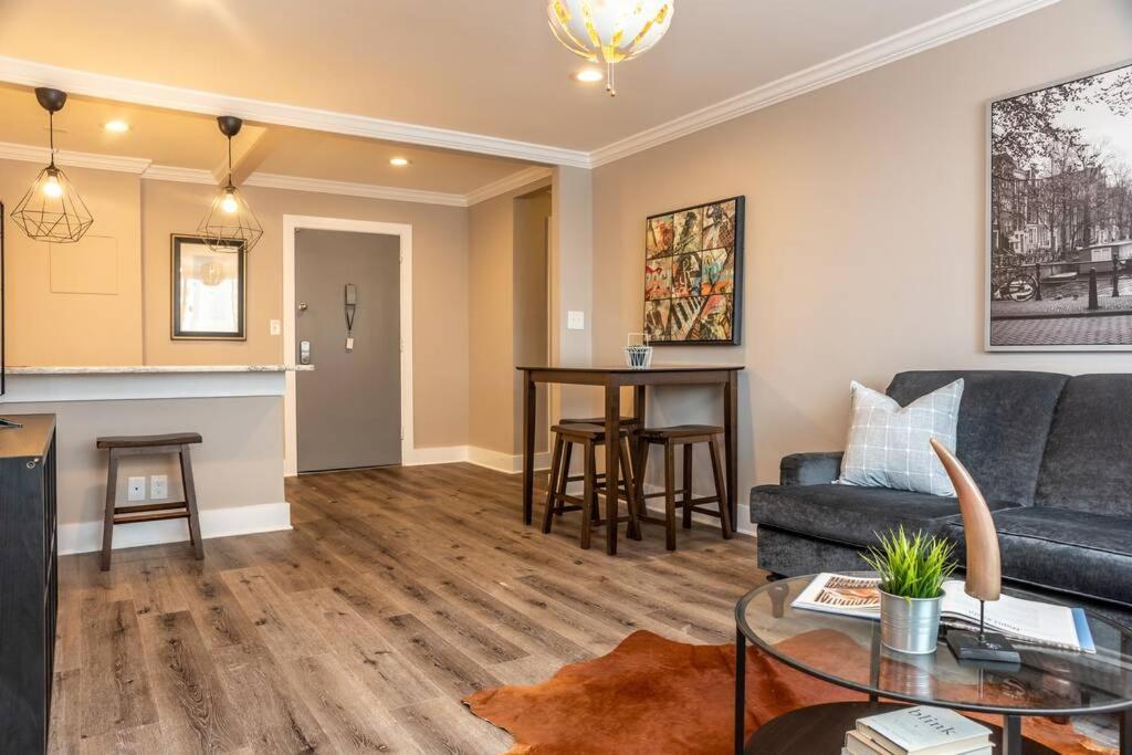 Apartment Heart Of Downtown 2Bd 1Free Parking View! Lm1008 *