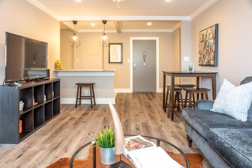 Heart Of Downtown 2Bd 1Free Parking View! Lm1008