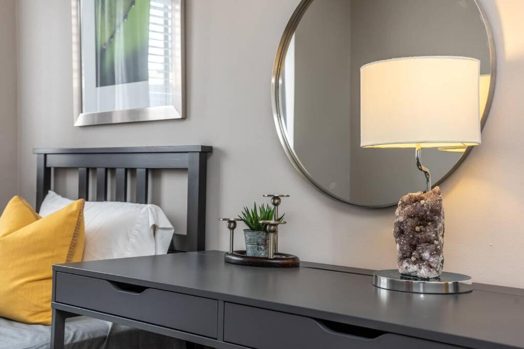 Heart Of Downtown 2Bd 1Free Parking View! Lm1008
