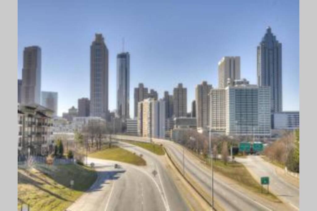 Heart Of Downtown 2Bd 1Free Parking View! Lm1008 *