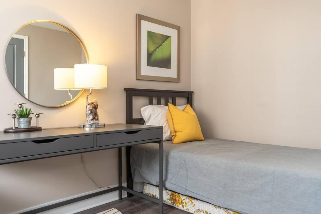 Heart Of Downtown 2Bd 1Free Parking View! Lm1008 *