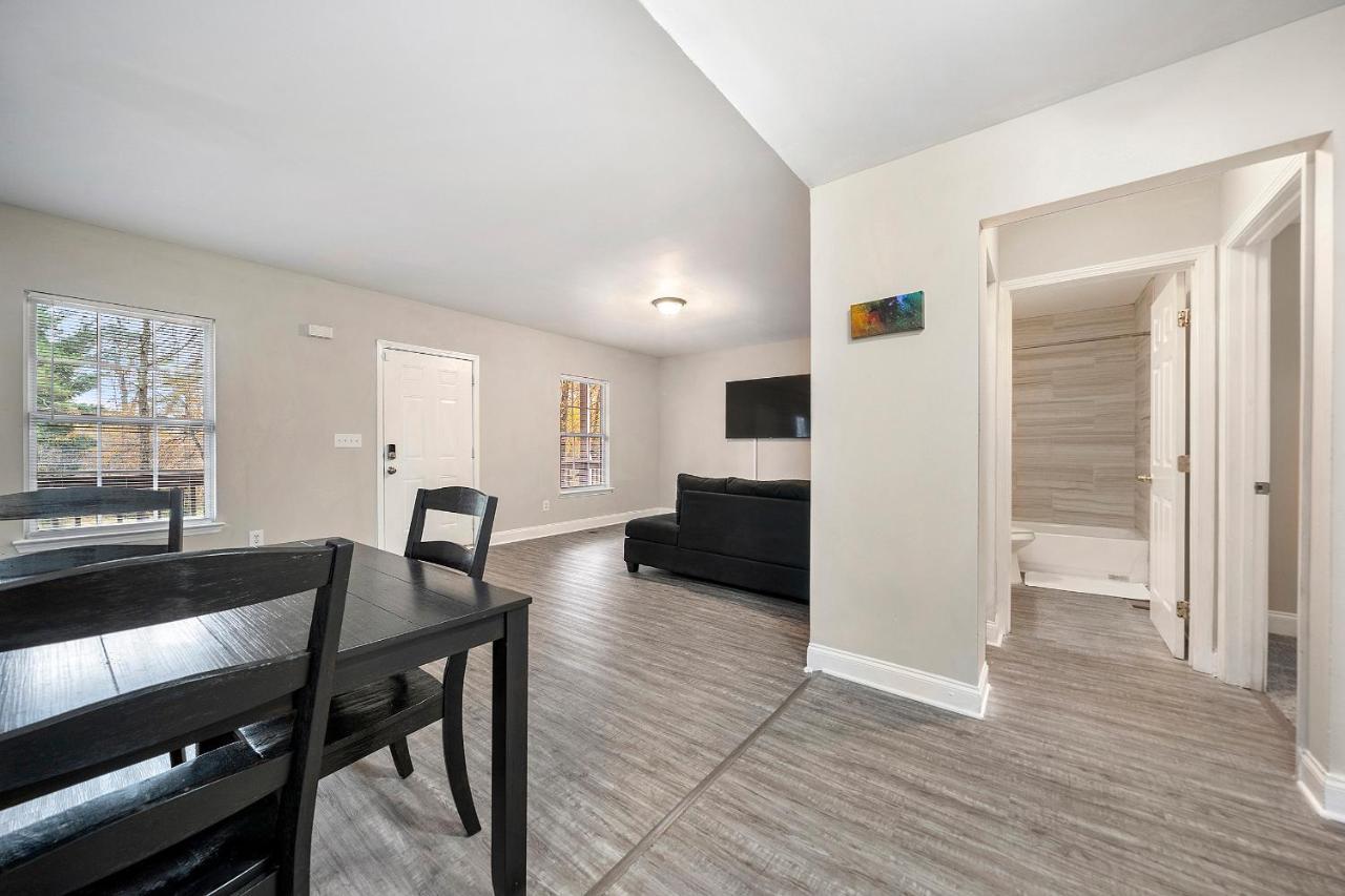 Modern 4 Bedroom 3 Bath Home-10 Mins From Airport Holiday home *