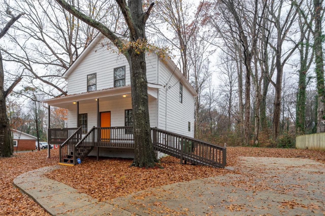 Modern 4 Bedroom 3 Bath Home-10 Mins From Airport Atlanta