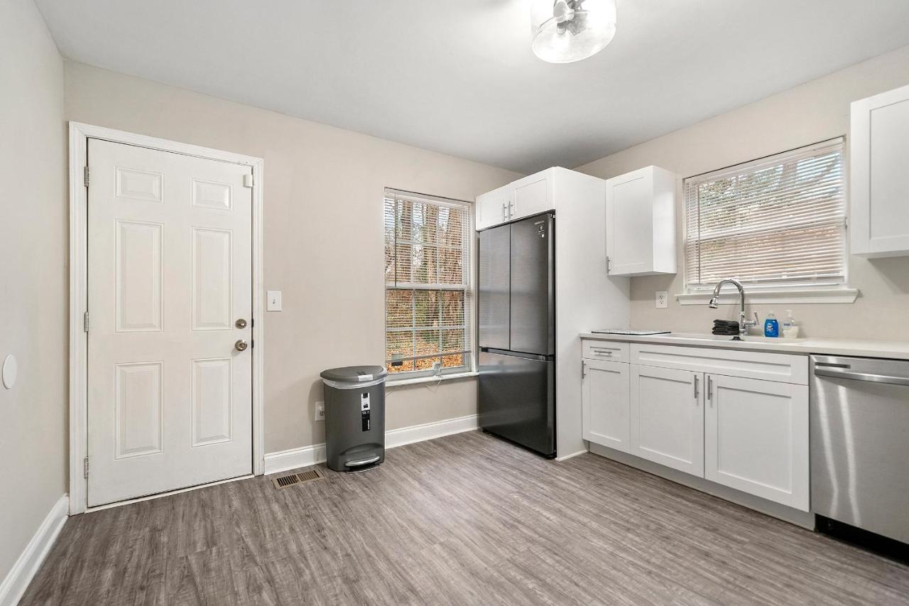 Modern 4 Bedroom 3 Bath Home-10 Mins From Airport *