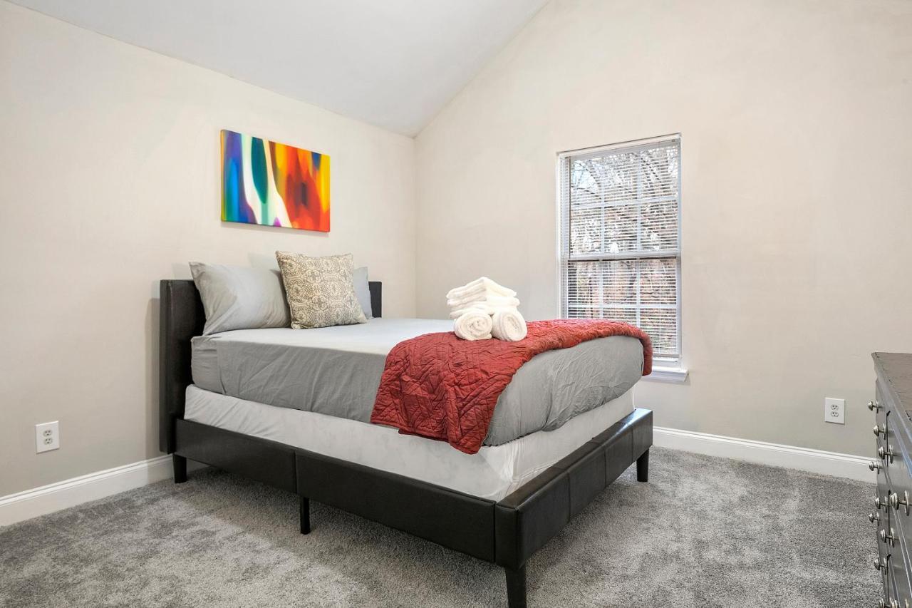 Modern 4 Bedroom 3 Bath Home-10 Mins From Airport * Atlanta