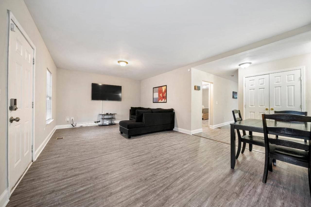 Modern 4 Bedroom 3 Bath Home-10 Mins From Airport *