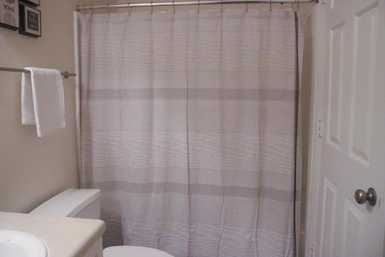 Fantastic Two Bedroom, Near Airport, Cozy & Comfy! Apartment *