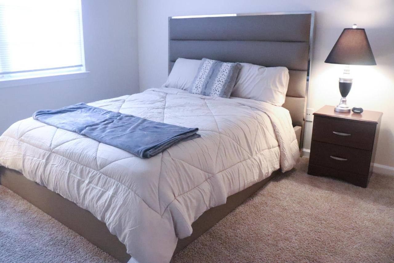 Fantastic Two Bedroom, Near Airport, Cozy & Comfy! Apartment