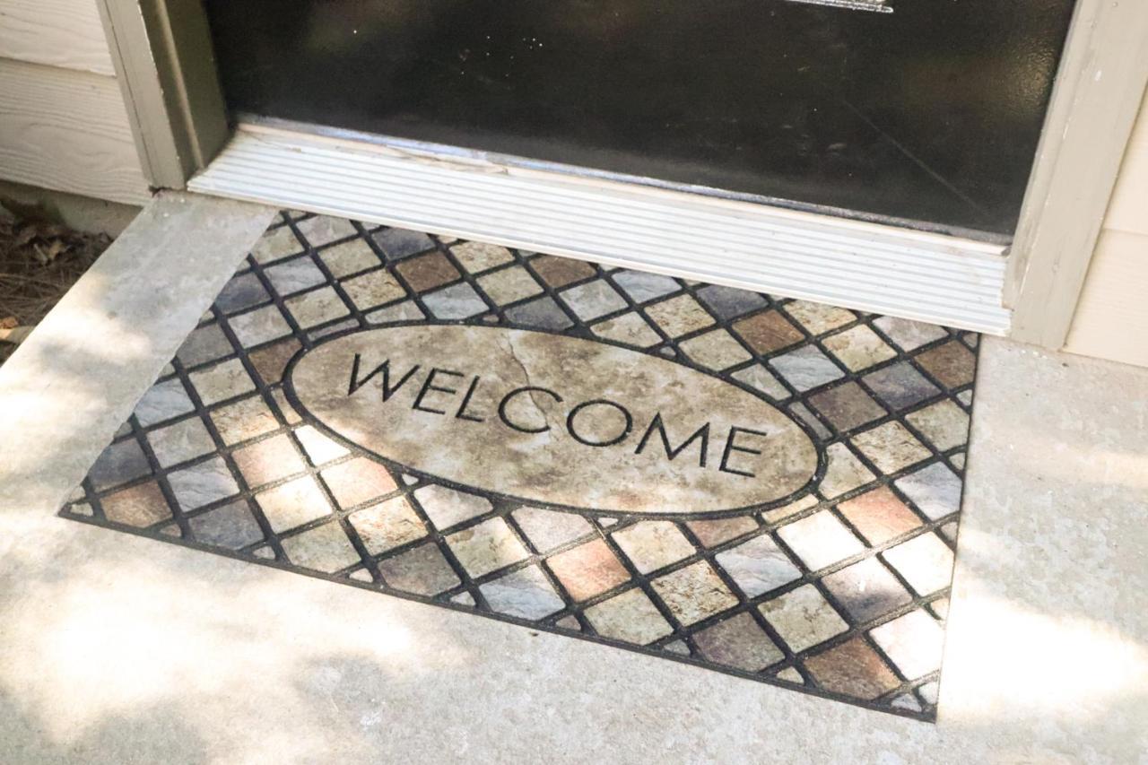 Fantastic Two Bedroom, Near Airport, Cozy & Comfy! *