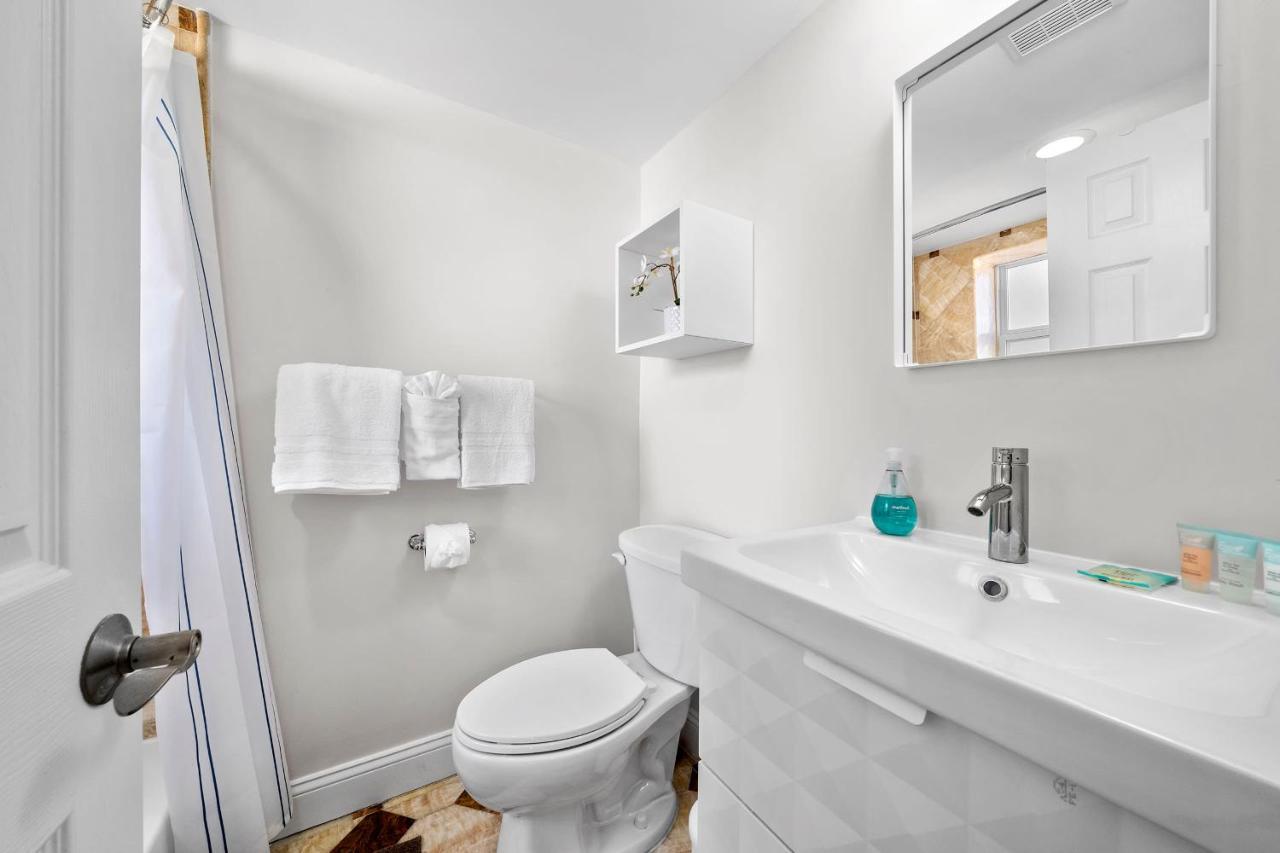 Local And Colorful Studio With Parking In Top Location *