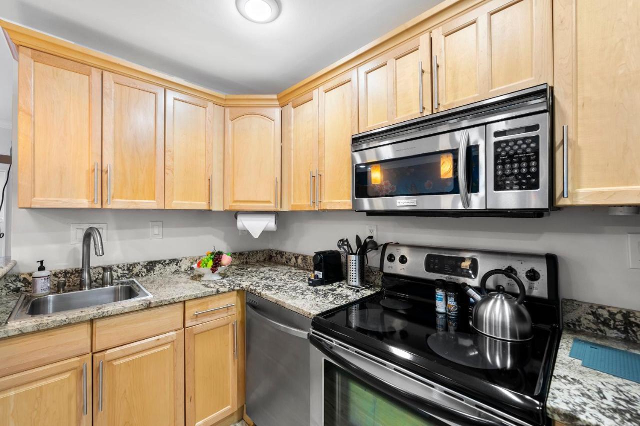 Local And Colorful Studio With Parking In Top Location Apartment