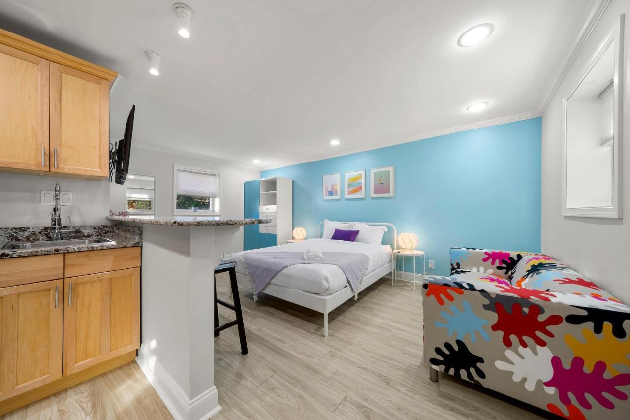 Local And Colorful Studio With Parking In Top Location Apartment *