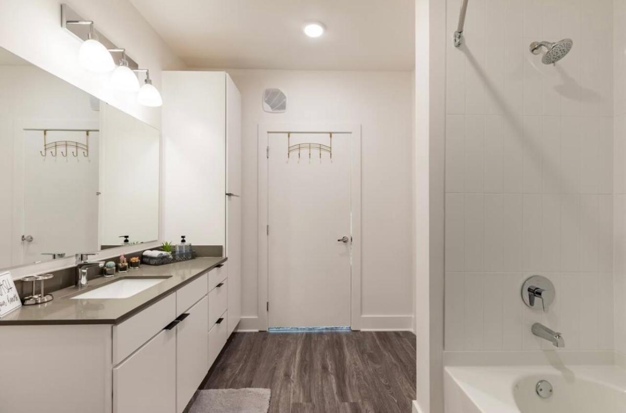 Apartment Luxury 2br 2ba Apt With Gym Pool & Free Parking *