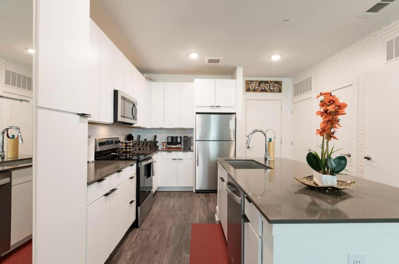 Luxury 2br 2ba Apt With Gym Pool & Free Parking *