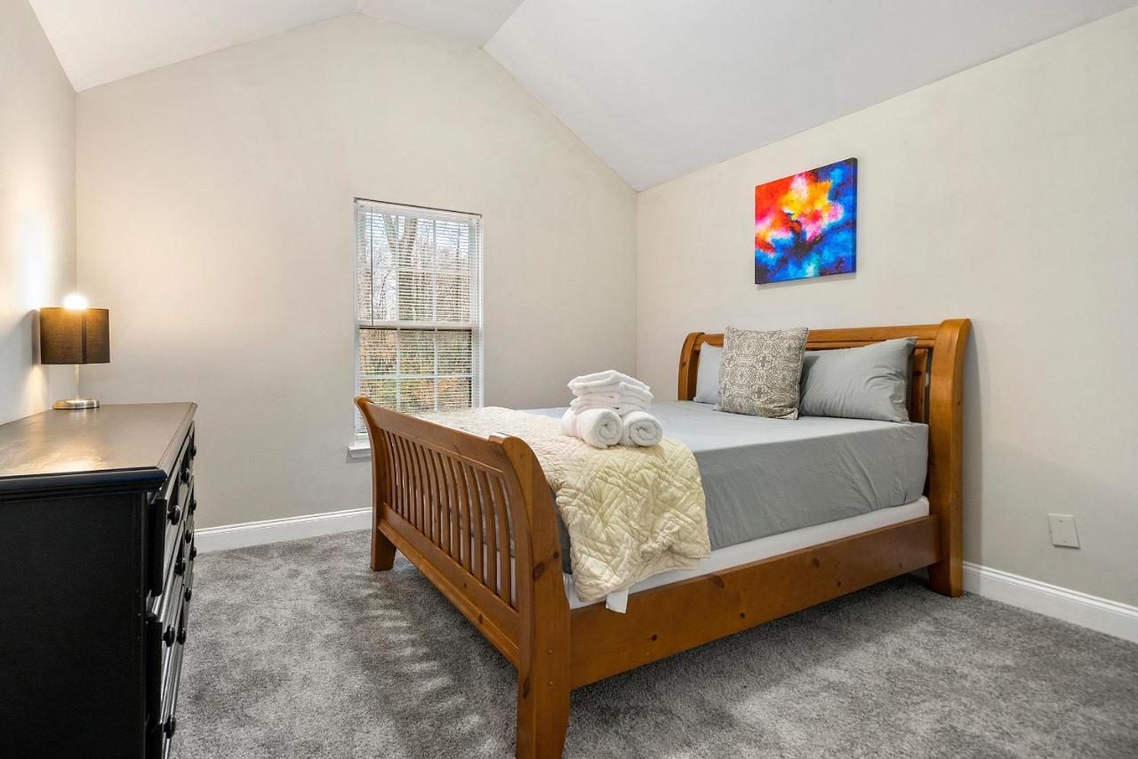 Modern 4 Bedroom 3 Bath Home-10 Mins From Airport Holiday home Atlanta