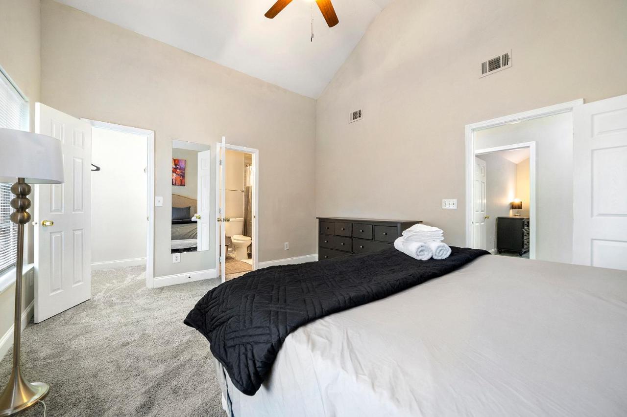 Modern 4 Bedroom 3 Bath Home-10 Mins From Airport Holiday home Atlanta