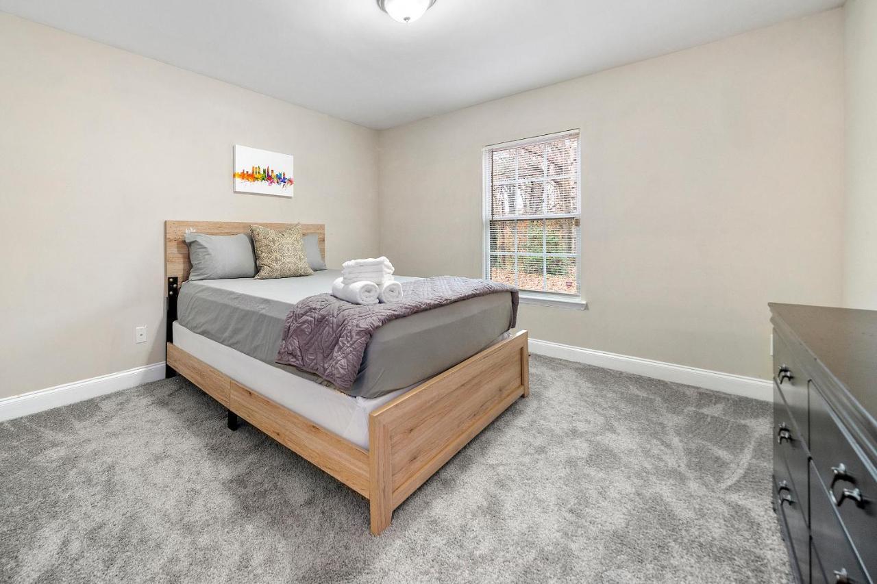 Modern 4 Bedroom 3 Bath Home-10 Mins From Airport Holiday home *