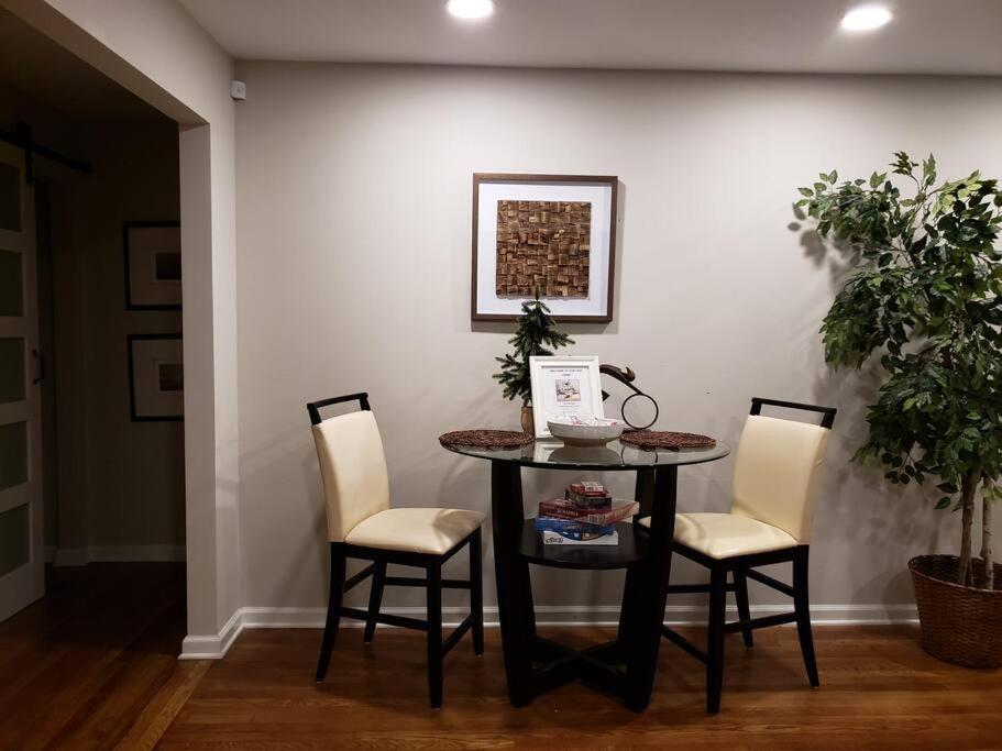 Entire Near Downtown, Airport, & Golf Holiday home *