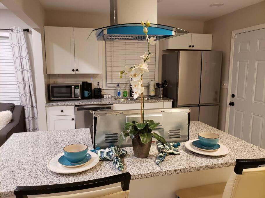 Entire Near Downtown, Airport, & Golf *