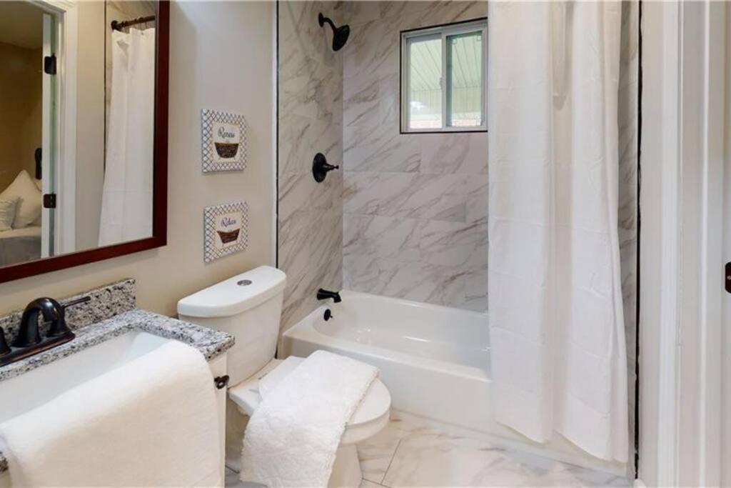 Entire Near Downtown, Airport, & Golf Holiday home *