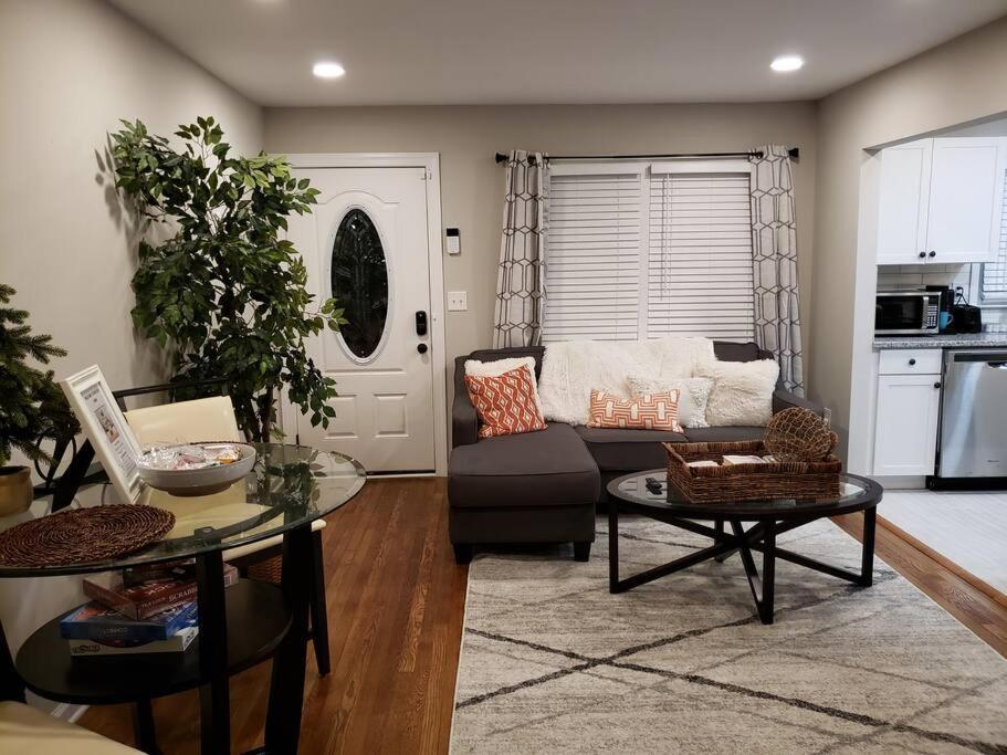 Entire Near Downtown, Airport, & Golf