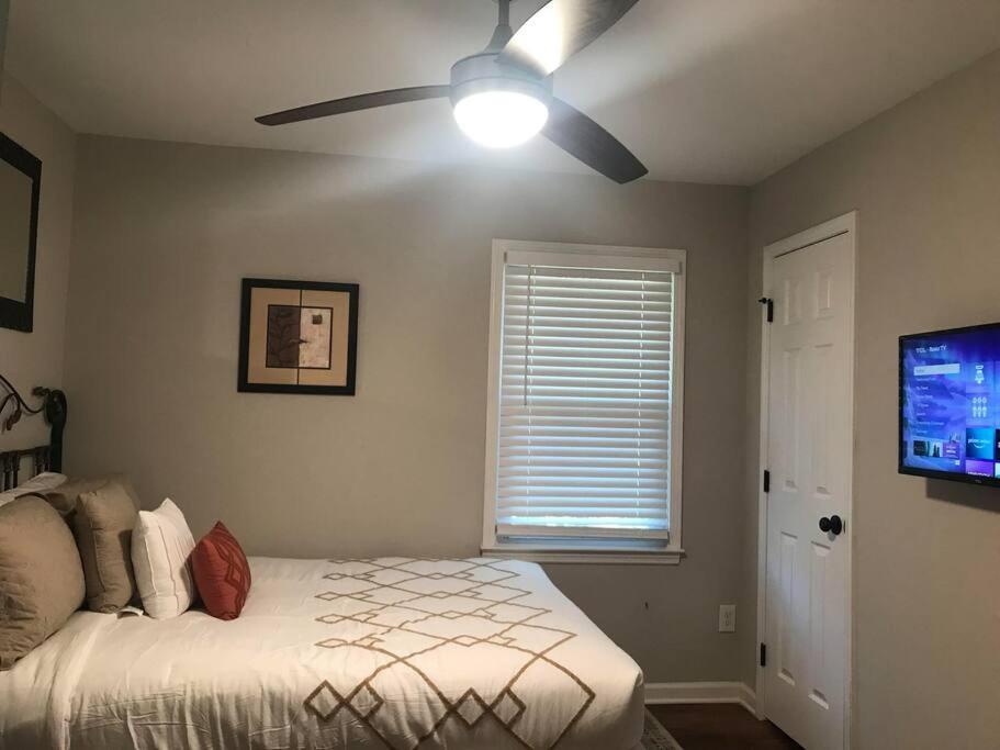 Entire Near Downtown, Airport, & Golf Holiday home
