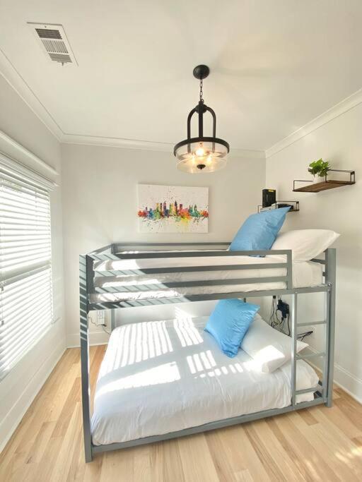Holiday home Modern 4br 2ba W/ Porch Swing - Walk&bike Atl Atlanta