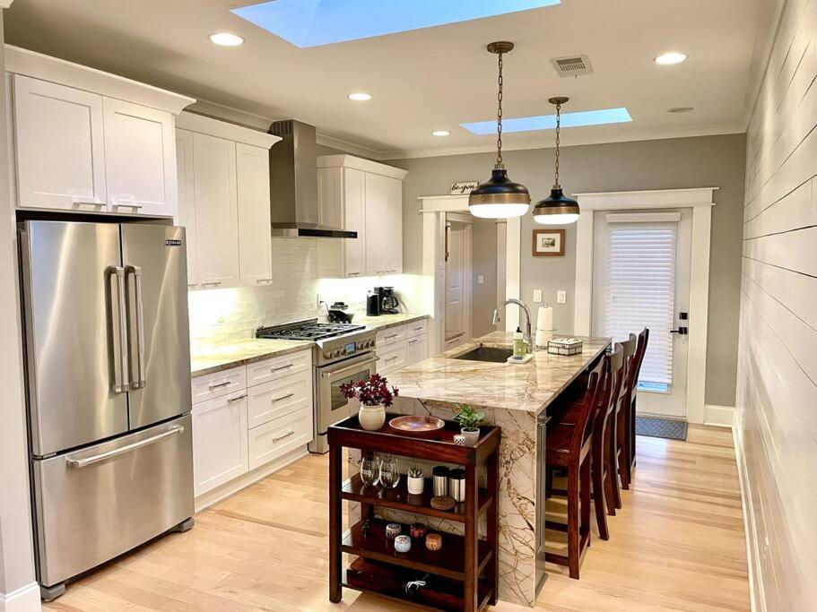 Modern 4br 2ba W/ Porch Swing - Walk&bike Atl Holiday home *