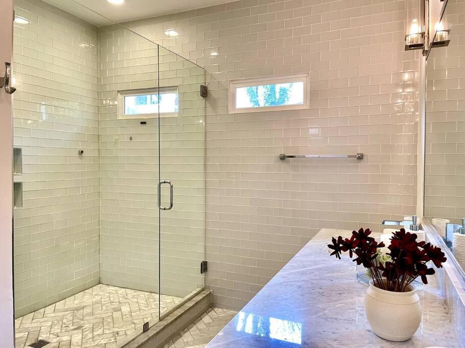 Modern 4br 2ba W/ Porch Swing - Walk&bike Atl *