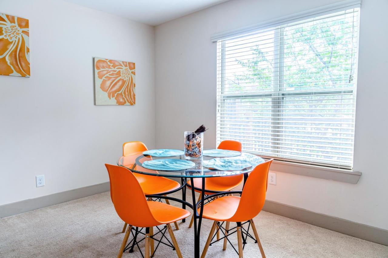 Cozy Townhouse In The Heart Of The City! *