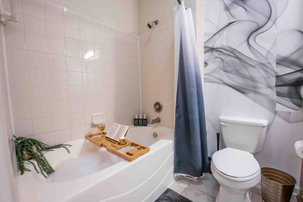Midtown'S “Gatsby'S Place “ Private Balcony Apartment
